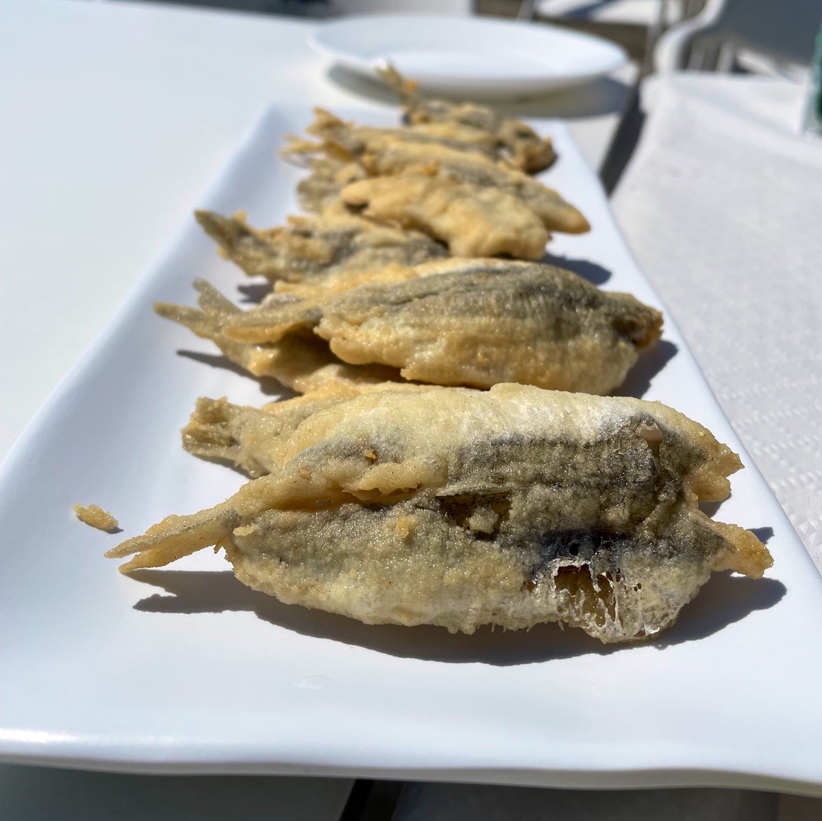 El Saladero. 

Un auténtico lujo comer con la brisa del mar, escuchando las olas, respirando salitre y, si te toca un día soleado ya ni te cuento.

Un sólo de patatas + otras con huevo y carabinero; fritura limpia y un espero de rape de ENJOY plus+. El chiringuito molón !!