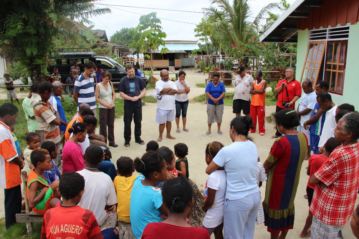 alastairmci's tweet image. 1/3 This is the 50th year of #TrainingForTransformation, an approach to community development rooted in spirituality and the ideas of Paulo Freire of Brazil. I'm thrilled that friends in Indonesia, with @TFT_inpractice S Africa, have now set up TFT Papua papuatransformation.org🇮🇩