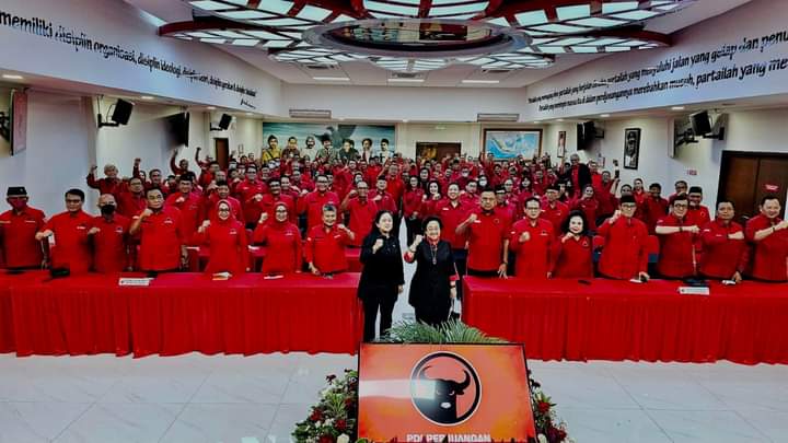 PuanCentre's tweet photo. Rapat DPP @PDI_Perjuangan ke-139 Diperluas dengan Pimpinan dan Anggota Fraksi PDI Perjuangan DPR RI masa bakti 2019-2024 di Sekolah Partai Jl. Lenteng Agung 99 Pasar Minggu Jakarta Selatan Sanbtu, 8 April 2023 Pukul 14.00 s.d 17.30 Wib.

#KawanAbidinFikri 
#PuanMaharaniCentre https://t.co/bdyGwoc1GX