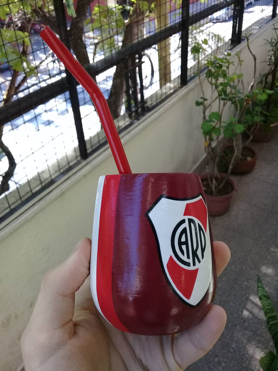 Mate personalizado de River Plate ⚪🔴⚪

• Hecho con acrílicos 🎨
• Tamaño - 9cm x 6cm aprox 
• Madera - Algarrobo

Espero que les guste, cualquier consulta es bienvenida 👍🤗

#matepersonalizado #pintadoamano #artesanal #riverplate #carp #argentina #art #artwork #acrylics