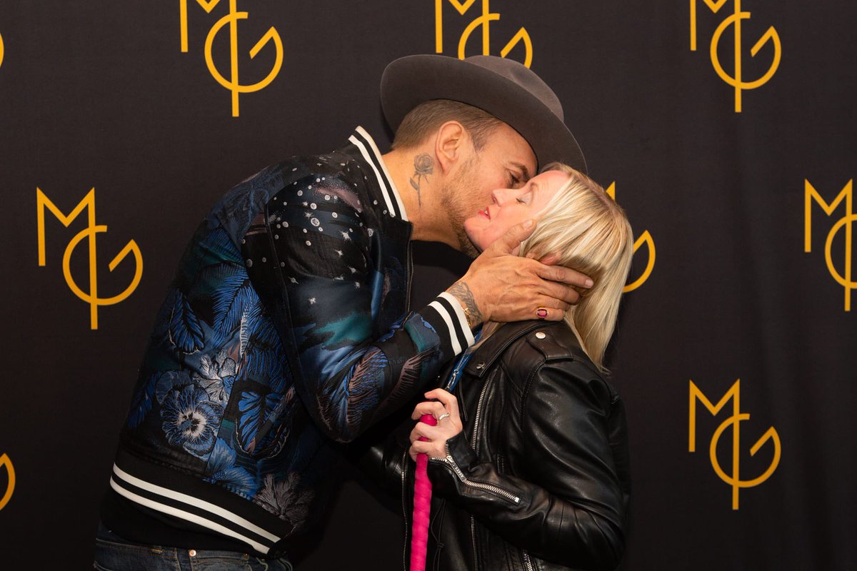 barton_kell's tweet photo. My official photos from @mattgoss #Liverpool
What a fantastic night 👏
And, I definitely learnt that I couldn’t give #MattGoss a proper hug & hold my pink cane at the same time…it just didn’t work! #blind #PinkCane
#MattGossTour #livemusic #BeautifulUnknown
@TeamMattGoss https://t.co/6PwnUkxr4z
