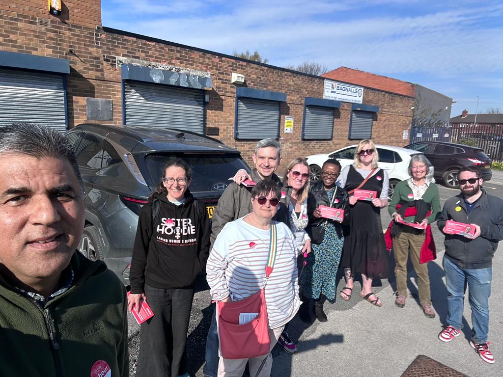 Leeds_Labour's tweet image. Today our #LeedsLabourWomen Three-Seat Challenge went out on the #LabourDoorstep in Middleton, Cross Gates and Whinmoor, and Burmantofts and Richmond Hill - talking to voters about what really matters to them.

Fantastic response from voters for all of our women candidates! 🌹