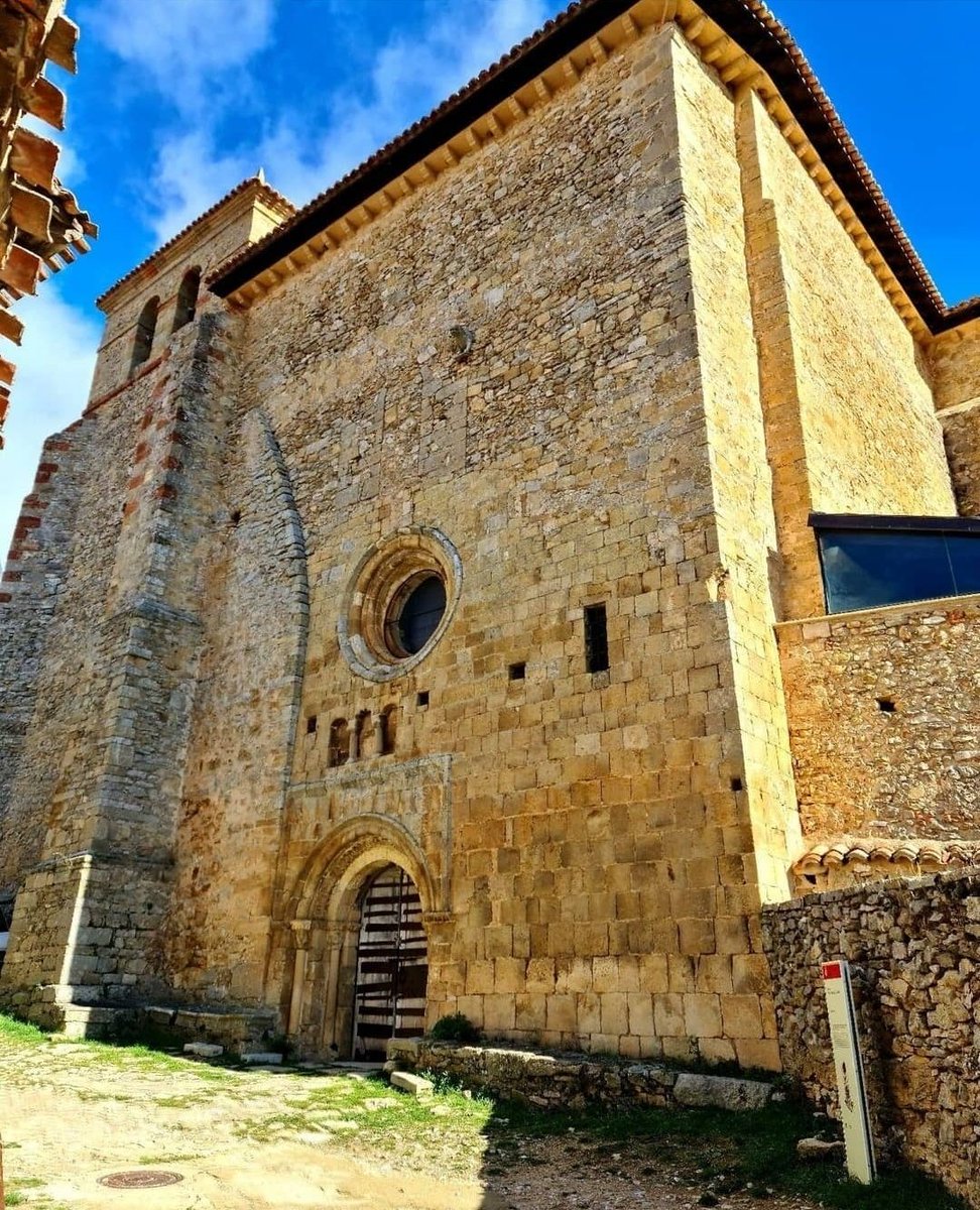 sorianitelaimag's tweet image. ¡La iglesia de Nuestra Señora del Castillo es otra razón más para visitar #Calatañazor! 
Hablamos de un templo  de considerables proporciones de estilo románico que acentúa aún más ese estilo medieval que tiene la villa.
📸 @mamen1001

#Romanico #SoriaNiTeLaImaginas #Soria