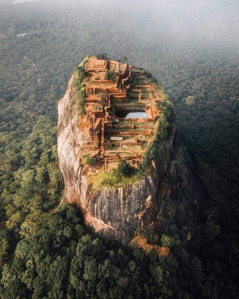 Le rocher de Sigirîya au Sri Lanka ☀🇱🇰

 #srilanka #srilankatravel #srilankatourism #srilankatrip #srilankadaily #srilankatoday #siigiriya