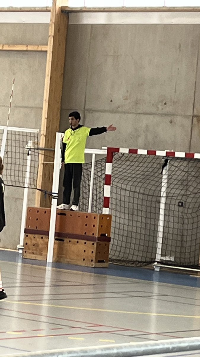 Championnat de France volley en Vendée. À CDG Dijon, une équipe, ce sont des joueuses, 1 arbitre (Etienne) et 1 coach. Louis obtient sa validation nationale, bravo! Ton énergie a boosté les filles! <a href="/lycCDGDijon/">Lycée International Charles De Gaulle Dijon</a> <a href="/UNSSvendee/">Unss_85</a> <a href="/unss/">UNSS_National</a> @UNSSdijon <a href="/UNSS21/">UNSS 21</a>