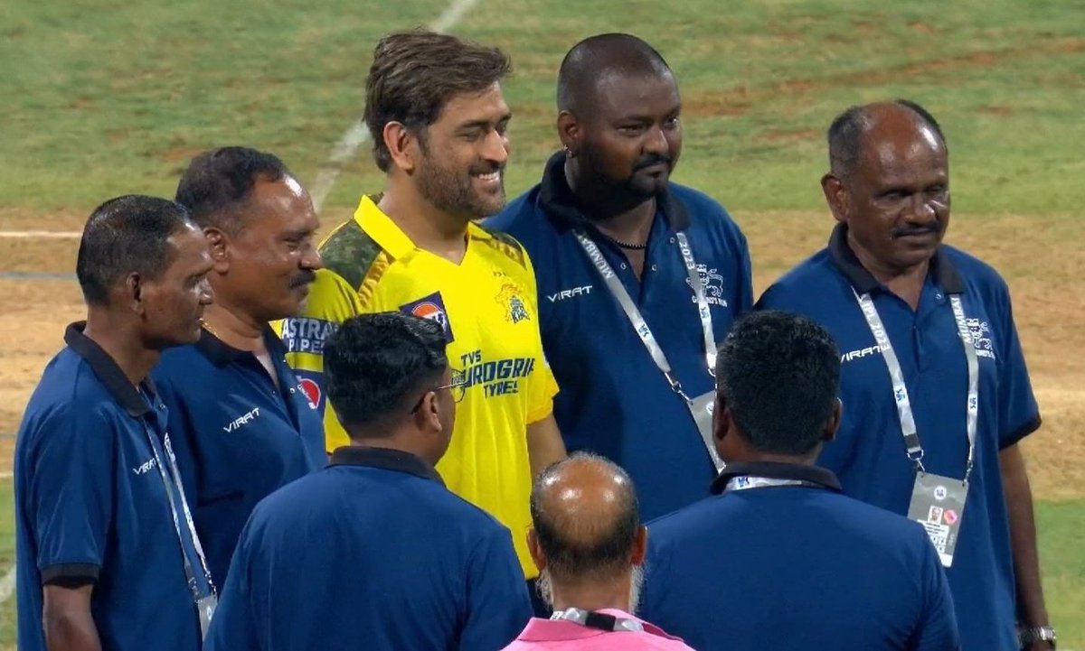 Mufaddal Vohra on Twitter "MS Dhoni clicked a picture with Wankhede Stadium support staff. A