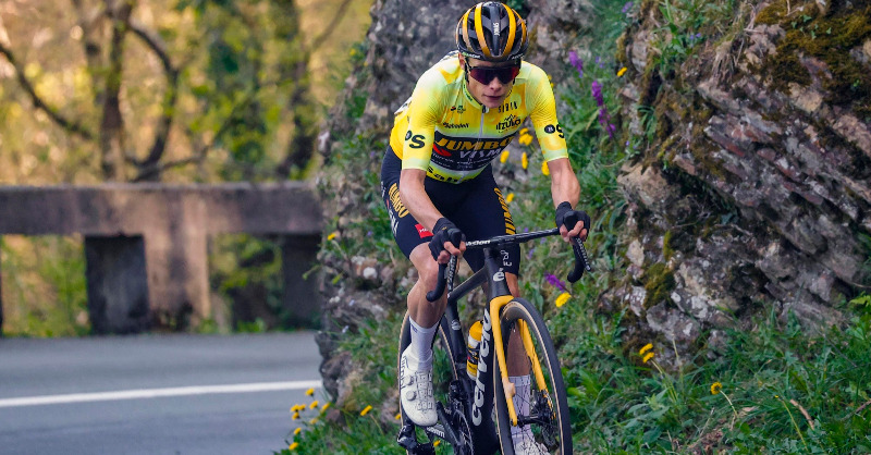 CyclingGraphs's tweet photo. Jonas Vingegaard became the first rider since Alberto Contador (2009 Verbier) to reach the All-Time Top 25 level. 7.46 ᵉw/kg for 11:17min on Izua. Jonas did the 19th-best ᵉw/kg performance of all time in a road race