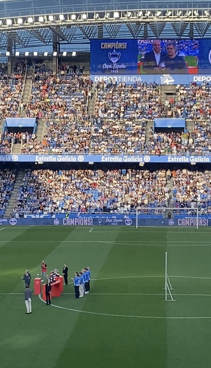 Es bonito ver al Depor en casa, pero mas bonito es ver a un compañero recoger un premio por su investigación y empeño. 

Gracias <a href="/rubenventureira/">Ru</a>