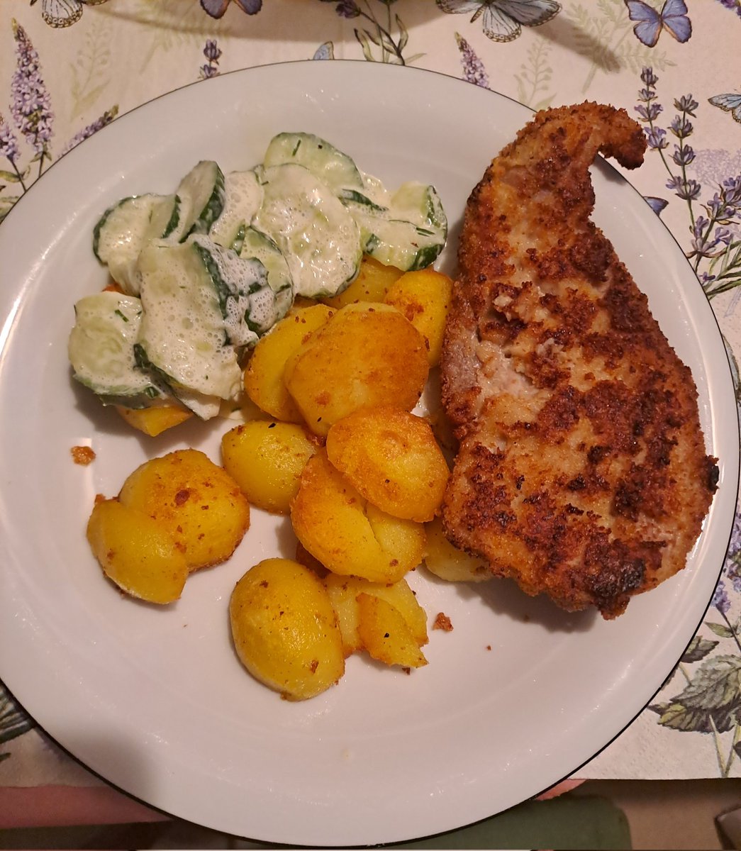 Nabo on Twitter: &amp;quot;Schnitzel mit Bratkartoffeln und Gurkensalat🧑🏽‍🍳&amp;quot;