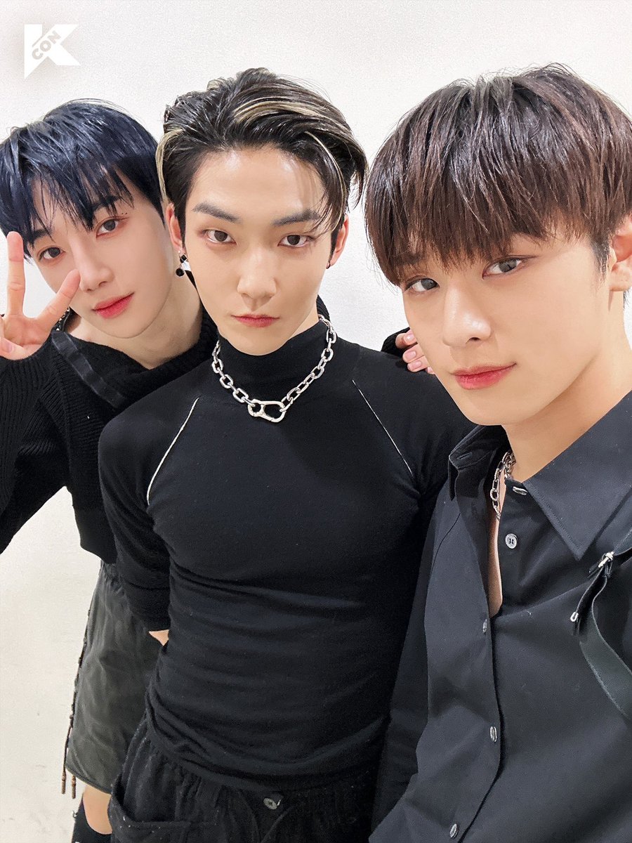 ㅤ 
ㅤ
All black outfit, and this top-tier trio giving an impression of elegance with their gaze. Unbeatable visuals, beautiful looks, and firm. Although it appears to be very basic, and this 98z trio is here to complete the assignment : ARTIST SELFIE TALK_THE BOYZ.theb.
ㅤ 
ㅤ