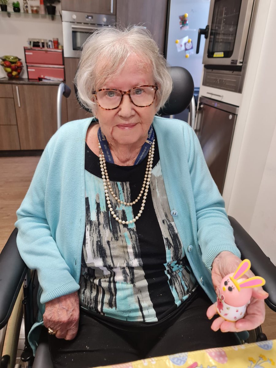 De bewoners van Perron 1a zijn ter voorbereiding op de Paasdagen met zijn allen aan het schilderen en versieren van de eieren geslagen! Wat een gezellige eitjes voor aan het ontbijt morgen. 
#pasen #creatief #eieren #stichtingeykenburg #zorg #zorgsector #denhaag