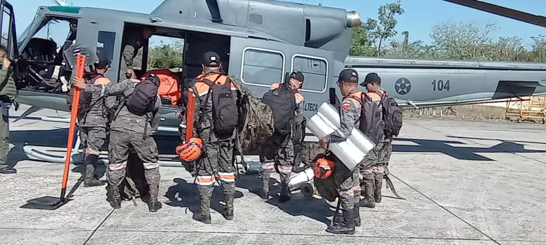 AbnerMendez2's tweet photo. Con helicóptero refuerzan combate de incendios en Petén 

Dos helicóptero de la Fuerza Aérea Guatemalteca (FAG) con el sistema  Bambi  Bucket apoya las labores para sofocar los incendios forestales que se registran en la Reserva de la Biósfera Maya. @EmisorasUnidas https://t.co/ujoKQPzFLS