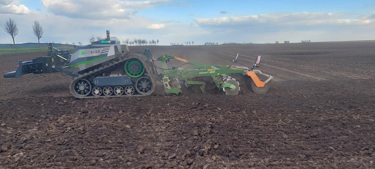 profiMagazin's tweet photo. Substrat einarbeiten mit einem autonomen Feldroboter von #AGXEED. https://t.co/ZhTZ8z0Qm0