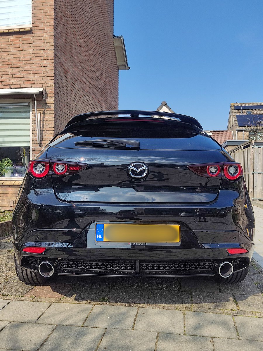 MdeRuiter83's tweet photo. Vandaag onze nieuwe Mazda 3 skyactiv-X met Aeropack, Remus sportuitlaat en afneembare trekhaak afgeleverd. Heel blij mee 😍 #MAZDA #Mazda3 https://t.co/1ijZXK0dUd