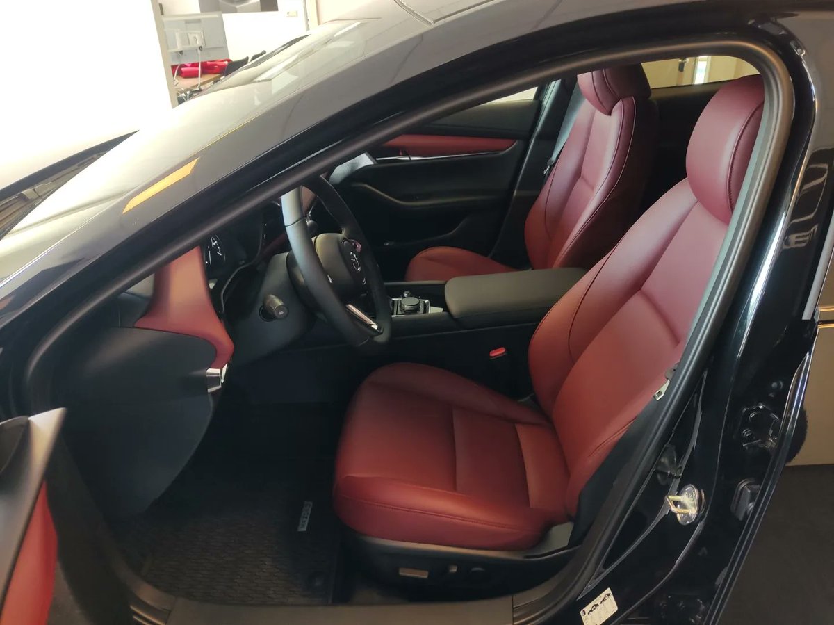 MdeRuiter83's tweet photo. Vandaag onze nieuwe Mazda 3 skyactiv-X met Aeropack, Remus sportuitlaat en afneembare trekhaak afgeleverd. Heel blij mee 😍 #MAZDA #Mazda3 https://t.co/1ijZXK0dUd