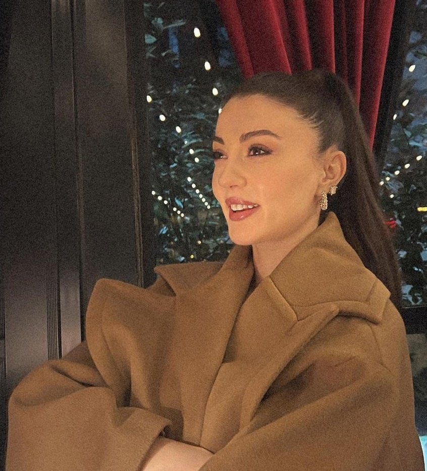 Bu kadar güzel olmak biraz şov Burcu Özberk 🧚🏻‍♀️🧿❤️‍🔥 

#BurcuÖzberk