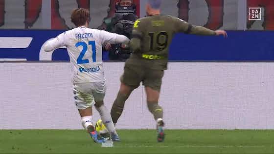 StefanoVerbania's tweet image. Anche la Roma insegna che si può vincere 1-0 con un rigore netto a favore.......
Se vogliono dartelo🤡🤮
E alla fine i punti pesano!!! 
#VAR, #giustizia, #Valeri