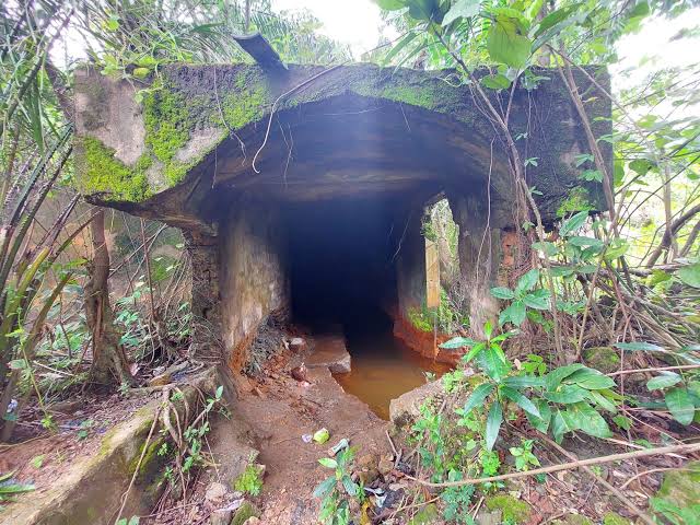 THREAD 🧵

Once seething like a beehive, the now abandoned Onyeama Coal Mine in southeastern Nigerian city of Enugu has become a shadow of itself.  

The coal mine is one of Nigeria’s derelict coal fields and was closed in 2002 when the Nigerian Coal Corporation went bankrupt.