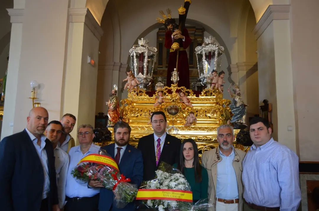 VoxCamas's tweet photo. Liderados por nuestro candidato Ignacio Muñiz, el pasado Jueves Santo le realizamos una ofrenda floral a Nuestro Padre Jesús del Gran Poder y Nuestra Señora de los Dolores Coronada.

¡Siempre con nuestro pueblo y sus tradiciones!

#CuidaLoTuyo https://t.co/mhzJxpIuI6
