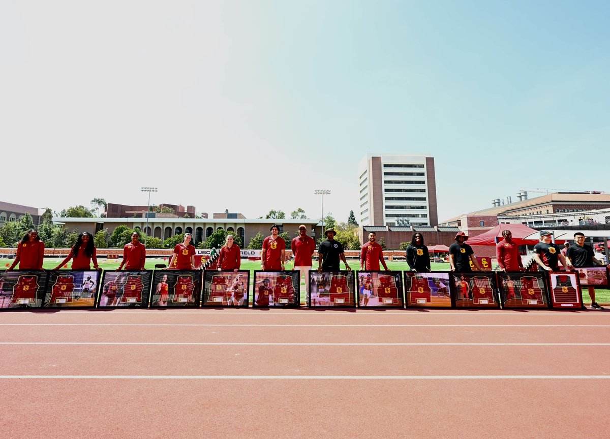 USC_Track_Field's tweet photo. 💛 𝗦𝗘𝗡𝗜𝗢𝗥 𝗗𝗔𝗬 ❤️

Proud of and grateful for this squad! https://t.co/Z5msmWuaF6