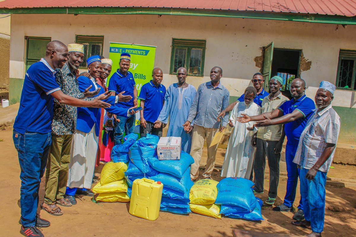 kcbbankug's tweet photo. In pictures; Swafa mosque located in Arua ๐ leader receiving food items as part of our outreach program to connect & aid the Muslim community during Ramadhan. Albert Andrua, Angutoko Abdin, Twalib Wewe, Ocoma Geoffrey, & Keneth Atibo, represented the bank.
#ForPeopeForBetter https://t.co/9YCdk6maTe