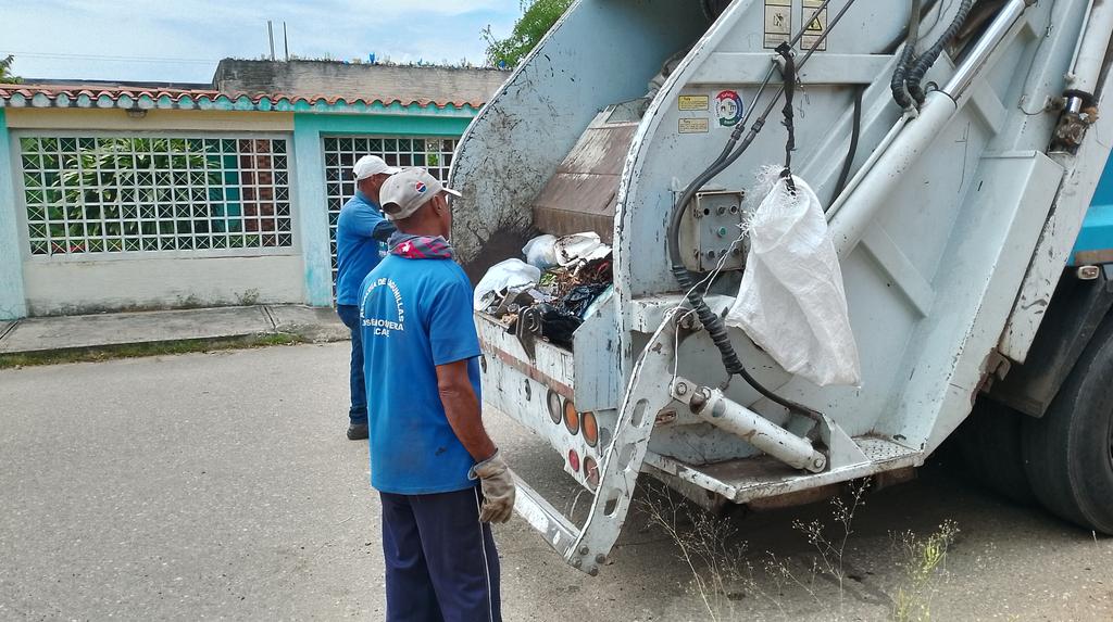 #08abril | En el callejón divino niño de la Calle Alfa en el Barrio Guaicaipuro sector la L tenía más de 7 años que no entraba un camión de recolección de Basura 📝 ahora con la gestión de @cheolagunillas @SedemaulOjeda el cambio llegó 📝 y vienen cosas buenas para @Ciudad_Ojeda