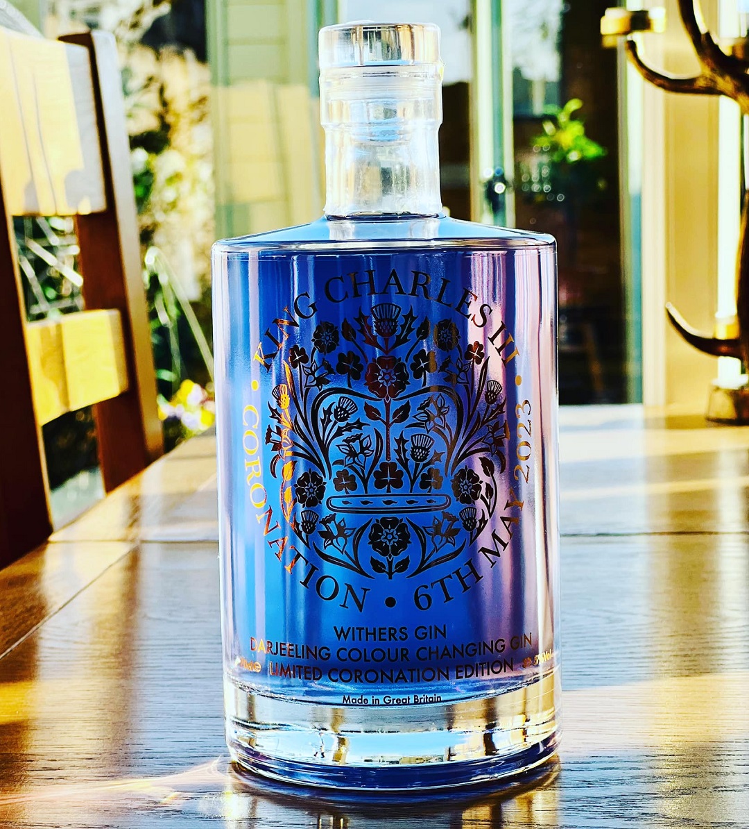 📢Limited Coronation Edition Gin

We have to give some love to this amazing colour-changing gin which <a href="/WithersGin/">Sarah Withers</a> has crafted to commemorate the Coronation of King Charles😍

Order yours here ⬇️
bit.ly/3Kxf99G

#DerbyUK #coronationgin