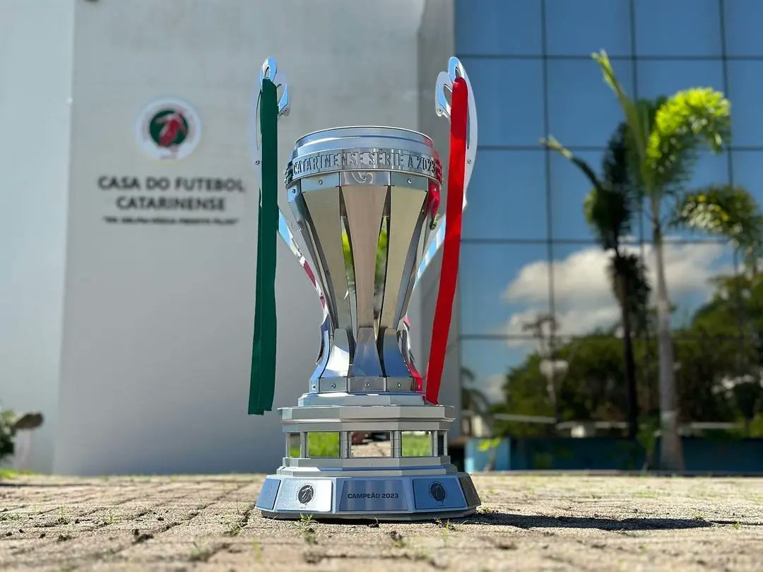 A taça do #Catarinense2023 é linda! 

Apenas um time levará ela para a casa! 

Assista à final entre <a href="/Brusqueoficial/">Brusque FC</a> e <a href="/CriciumaEC/">Criciúma E.C. 🐯</a> aqui no futebolcatarinense.tv 💥🏆