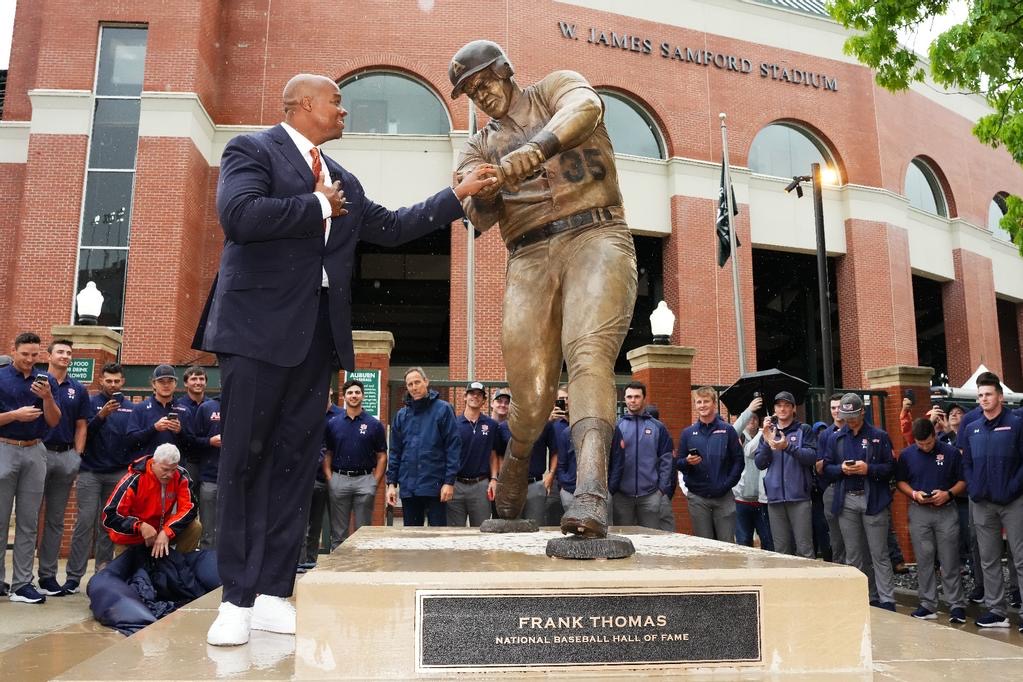 The Big Hurt forever an <a href="/AuburnTigers/">Auburn Tigers</a> legend.

<a href="/TheBigHurt_35/">Frank Thomas</a> honored today with his statue at Plainsman Park  👏

(📸 <a href="/AuburnBaseball/">Auburn Baseball</a> )