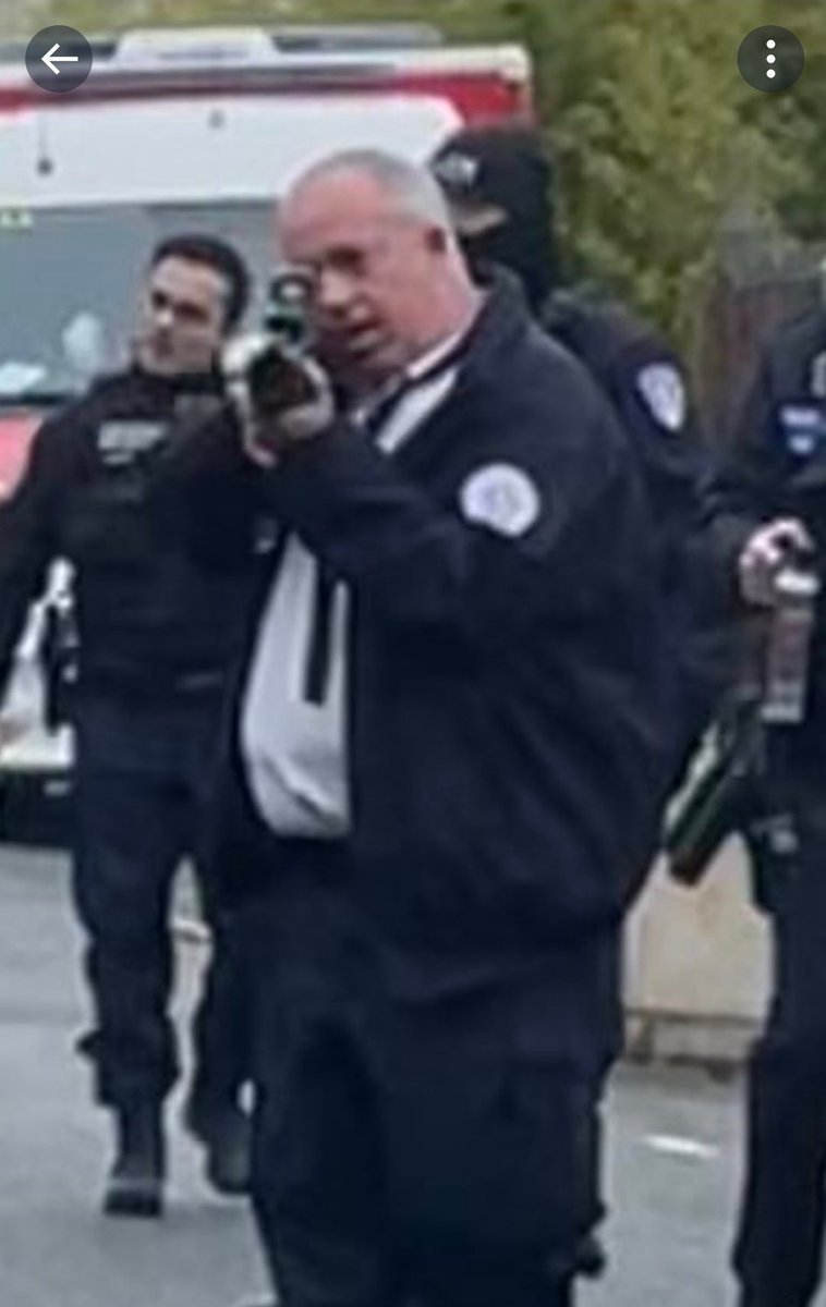 patricjean's tweet photo. Voir une police municipale debraillée viser des adolescents au visage à bout portant. Voilà qui termine de nous effrayer
#liberezmathieu https://t.co/riU37L8g4t