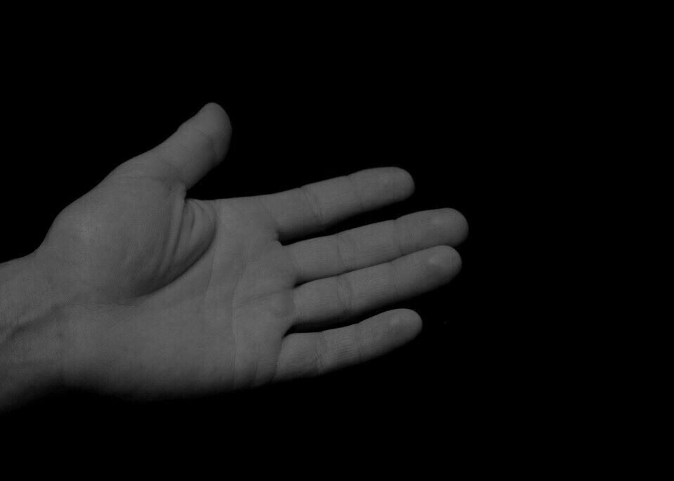 “Önce gülümsüyorlar size aşinalık gösteriyorlar. Ellerinizi uzatınca boşluğa sarılıyorsunuz.”