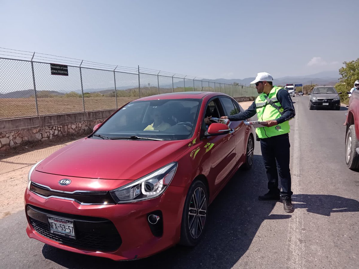 CEPCyGR_GobOax's tweet photo. 📌📌Se estableció la unidad CECOM entregando trípticos en la entrada a Puerto Escondido carretera a San Pedro Mixtepec. 
El equipo de respuesta inmediata orientando a la ciudadanía en general para prevenir cualquier tipo de accidente. 🫡☢️ https://t.co/Jr5kQDWzf0