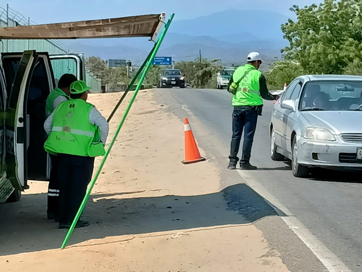 CEPCyGR_GobOax's tweet photo. 📌📌Se estableció la unidad CECOM entregando trípticos en la entrada a Puerto Escondido carretera a San Pedro Mixtepec. 
El equipo de respuesta inmediata orientando a la ciudadanía en general para prevenir cualquier tipo de accidente. 🫡☢️ https://t.co/Jr5kQDWzf0