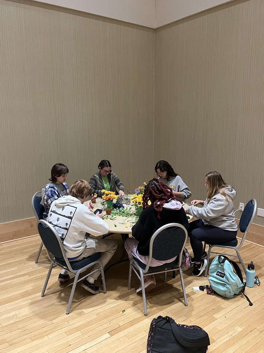 LancerPro's tweet photo. Thank you to everyone who came out to Floral Pinterest Night! We hope you enjoyed hanging out and making crafts 🌼 https://t.co/BJL8ncfMCd