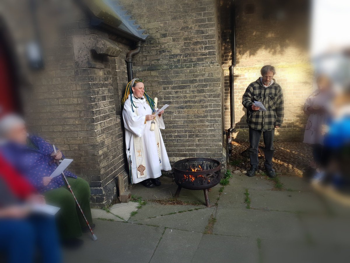 RevCBeckett's tweet photo. #FirstFires #EasterEve. Blessing, marking & lighting new paschal candle, procession of light into Church, #Exsultet, Alleluias, bells & joyful noise in the creed, blessing us & building with sprinkled water (eager small hands helping). Marshmallows for sweetness after bitterness. https://t.co/E5jJJwWD7V