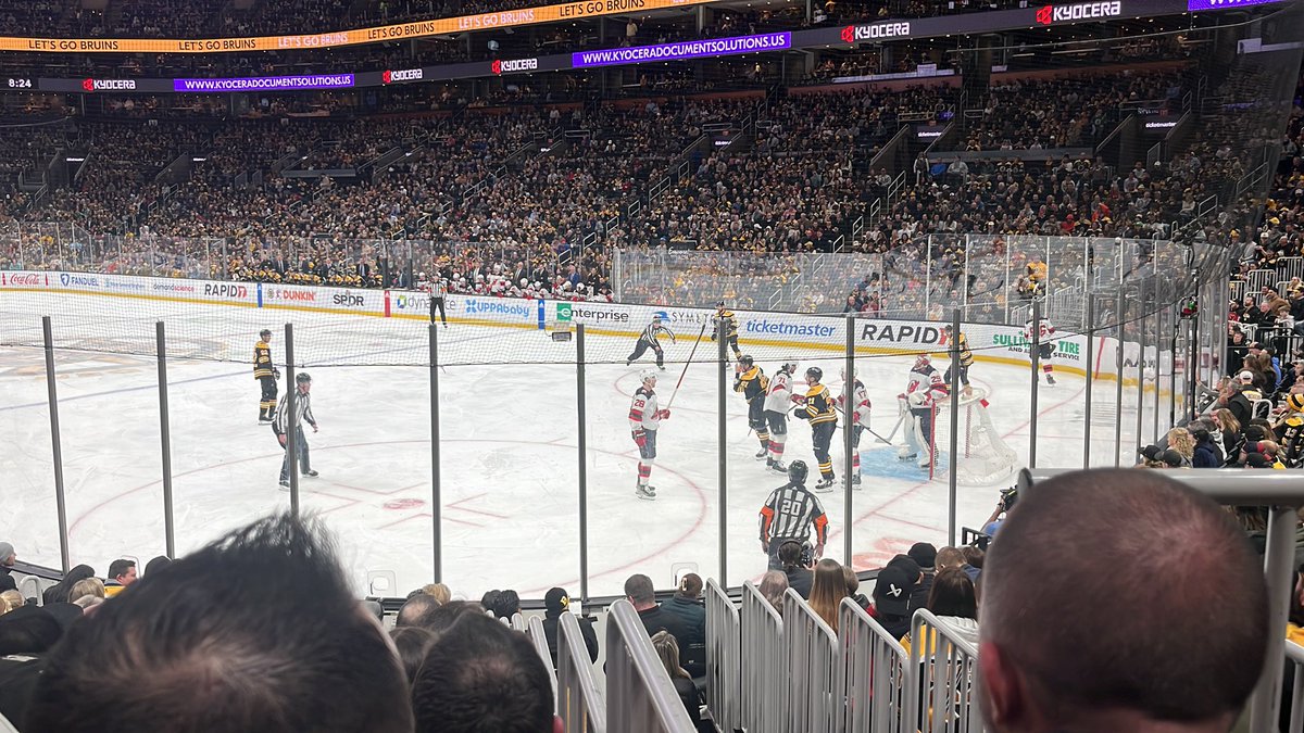 iJustABystander's tweet photo. Not a bad night to be at a Bruins game #RecordHuntin https://t.co/b3xSR56DMa