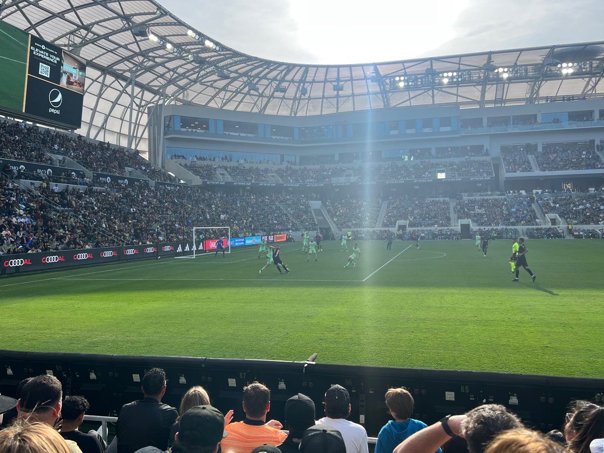 Beautiful day for <a href="/LAFC/">LAFC</a> 🖤💛