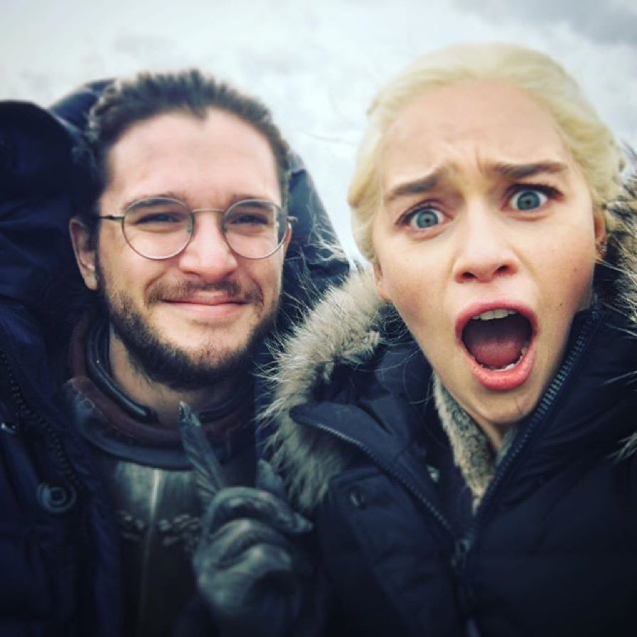 universo_got's tweet photo. O dia que Kit Harington e Emilia Clarke se encontraram para fazer uma cena juntos pela primeira vez em Game of Thrones, após 6 anos de série https://t.co/aKszgnHDr2