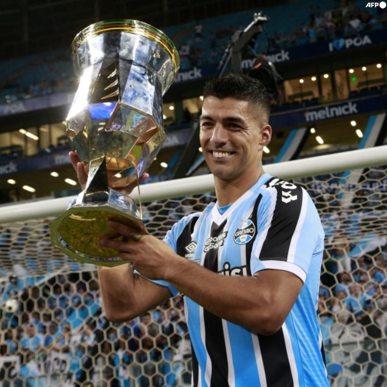 InvictosSomos's tweet photo. El Pistolero @LuisSuarez9 con Gremio:

➤ 11 goles.
➤ 4 asistencias.
➤ 15 partidos.
➤ 2 títulos.
➤ Campeón de Recopa Gaúcha (marcó en la final).
➤ Campeón del Campeonato Gaúcho (marcó en la final).

No importa el lugar, ÉL siempre responde.

LEYENDA DEL FÚTBOL MUNDIAL. https://t.co/cwXZKRL57a