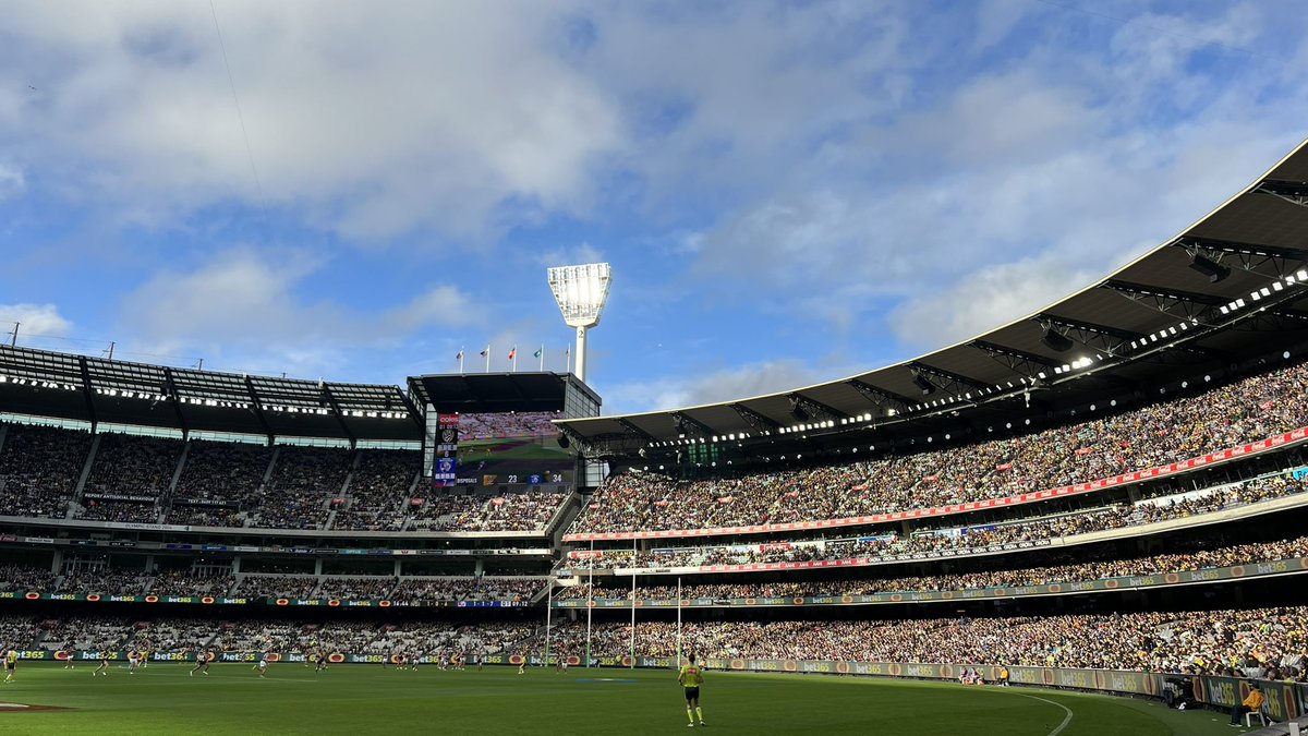 aom1601's tweet photo. ช่วงนี้มี AFL แล้ว ใครอยู่ออส อยากให้ไปลองดู footy สักครั้งงงงงง มันสนุกดีนะ บรรยากาศการเชียร์ก็ทำให้อินด้วย เป็นอีกแอคทิวิตี้ที่แนะนำเลยยย 👍🏻👍🏻👍🏻 #เมลเบิร์น #ออสเตรเลีย #รีวิวออสเตรเลีย #รีวิวเมลเบิร์น #aomaomaominAustralia https://t.co/3K6AUvIW56