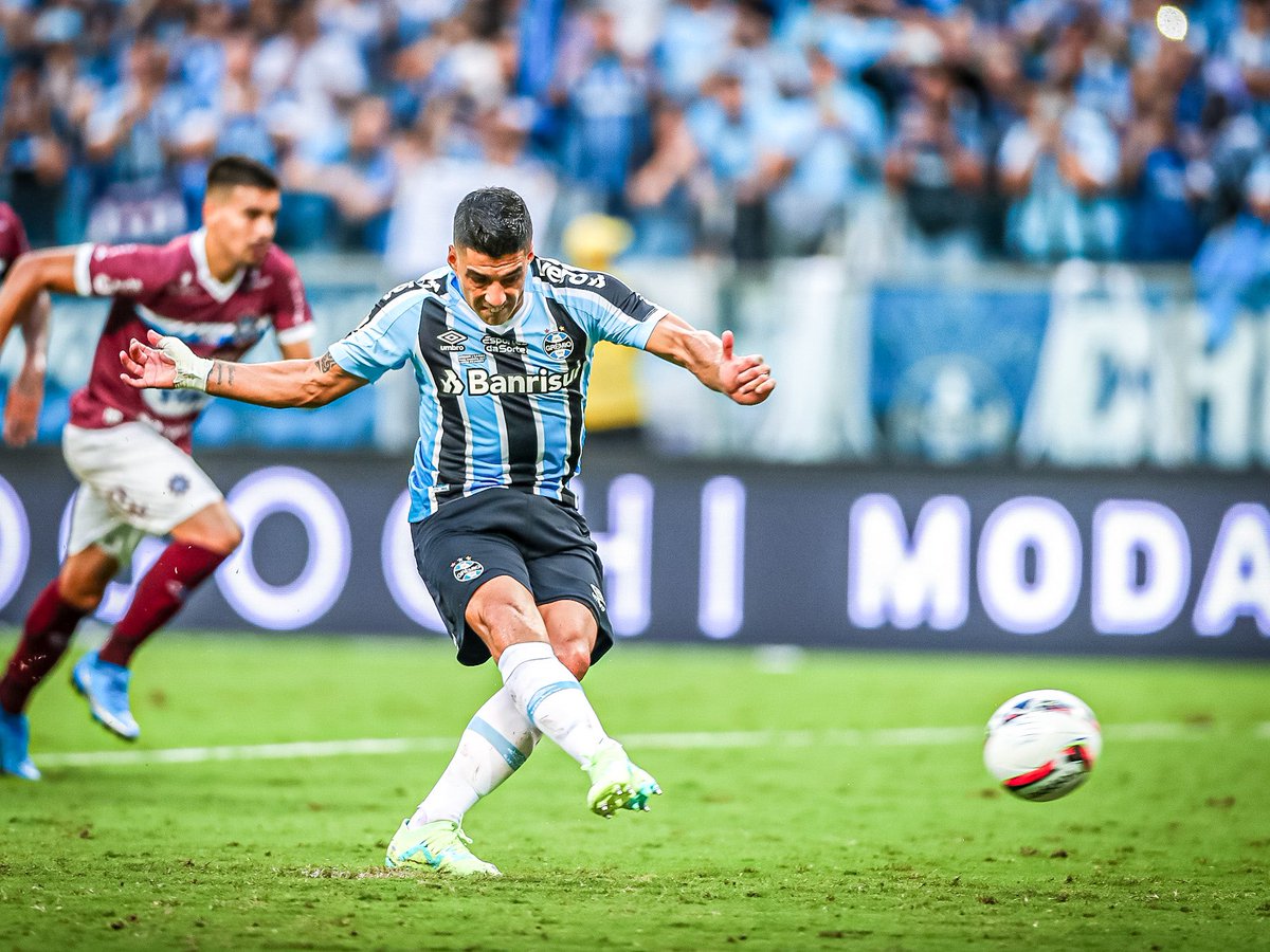 LuisSuarez9's tweet photo. Boom y campeões #Gauchão2023! 🏆 

VAMOS GREMIOOOO! 🇪🇪 https://t.co/coyrGLDIMZ