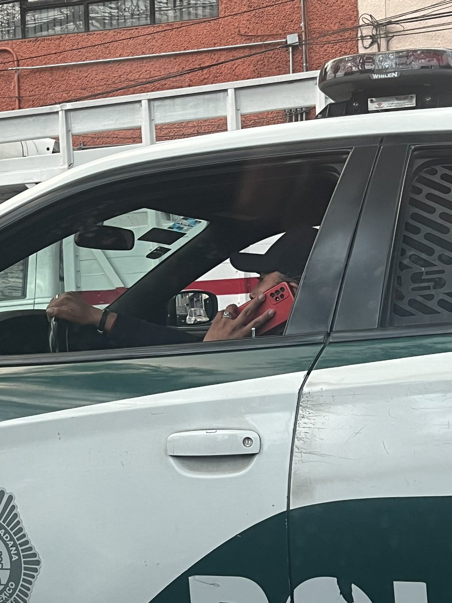draitzel's tweet photo. @LaSEMOVI @AzcapotzalcoMx  @SSC_CDMX 
Así la policía de la #CDMX en Av. #Cuitláhuac unidad MX-522-P1
¿A ella quién la multa? https://t.co/IqOw9OhncZ