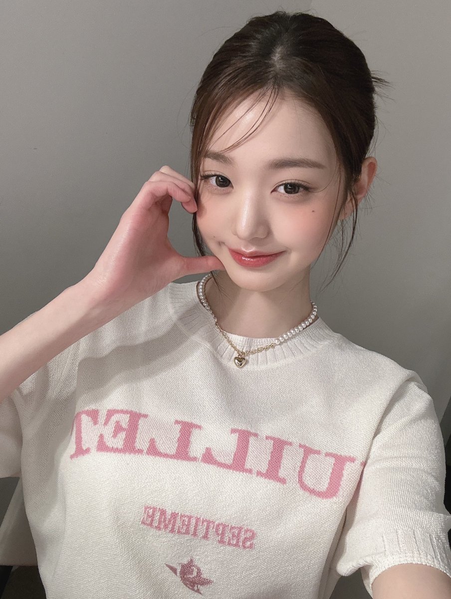 🌷 - day 4
hi, i'm eli! looking 4 interactive moots!, let's be #moots

☆ she/her, filo, '09 liner
☆ not new to #kpoptwt or #stantwt
☆ fearnot, dive, engene, blink, stay, once, and more!
☆ any fandom is ok!

 ♡ / ↺ to spread, thankyousomuch!