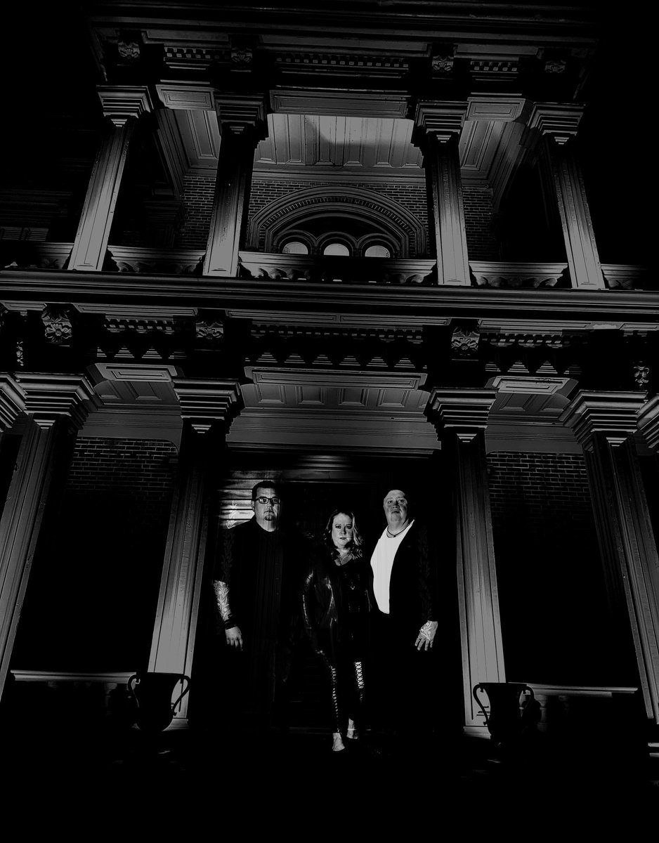 <a href="/Leannarenee/">Leanna Renee Hieber</a>