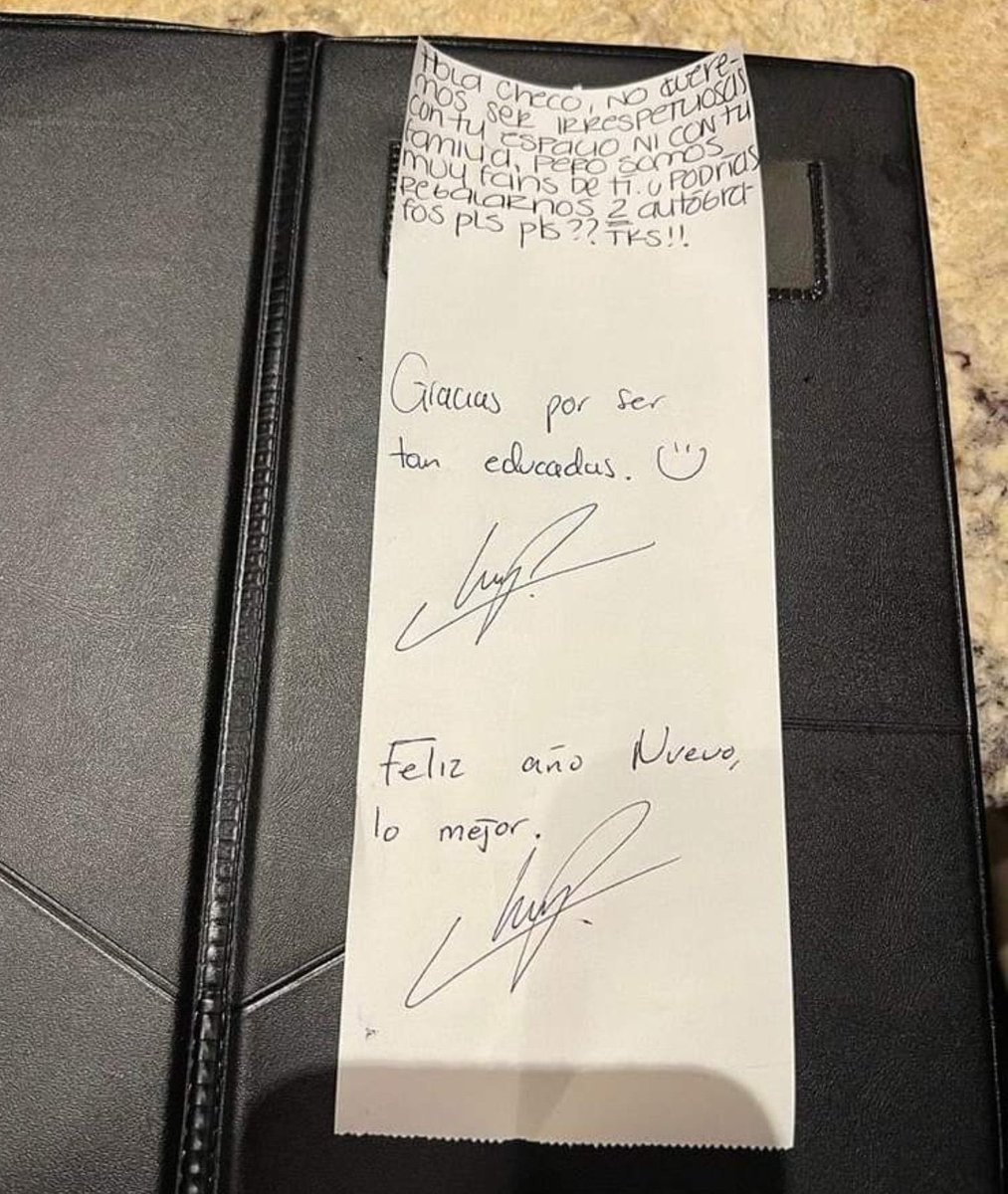 LupitaaValencia's tweet photo. @mg_michel Hay maneras de pedir la cosas, esta es una de ellas, respetando su privacidad y sobre todo la de su familia, el ha dicho muchas veces que cuando está con su familia no da fotos, mejor explícale a tu hijo qué hay que respetar la privacidad de los demás 😌. https://t.co/EANiPnz2Pi