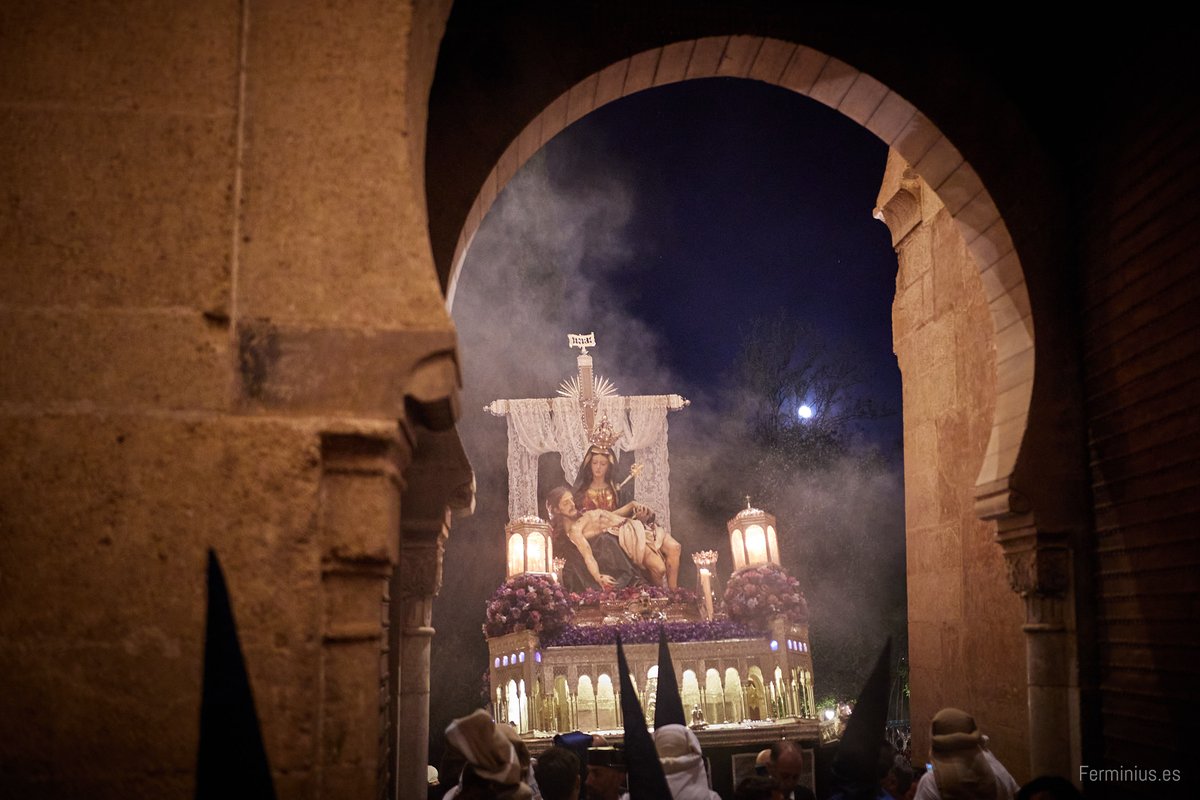 Ferminius's tweet photo. Noche de Sábado Santo 2023 en la Alhambra de Granada. 

Más 📷 - https://t.co/Sg1ntVChC8 https://t.co/c5fbkqwO0H