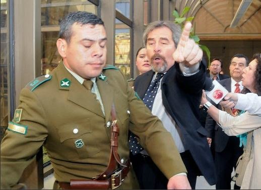 Drax2021's tweet photo. Ni perdón ni olvidó. Este bastardo de Gabriel Ascencio también maltrato a nuestros carabineros.
Maldito miserable. https://t.co/PvHr1b0pWt