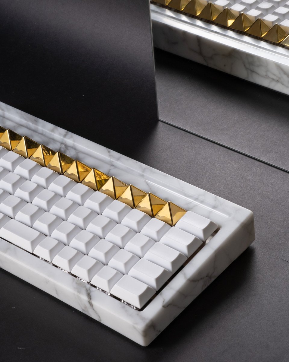 quarrykeys's tweet photo. Who doesn't love a good mirror shot 🪞🔺✨ #sqikeycap https://t.co/G5aHGME7ak