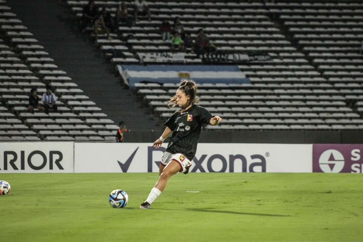 MoStateWSOC's tweet photo. 𝐓𝐡𝐚𝐭 𝐠𝐢𝐫𝐥.🗣️🌎

@anapaulafraiz X @FemeninoFVF take on Argentina for 2 friendly games🥵 

#C4 #MTT #NEXTSTEP https://t.co/zqhIVoYyGp