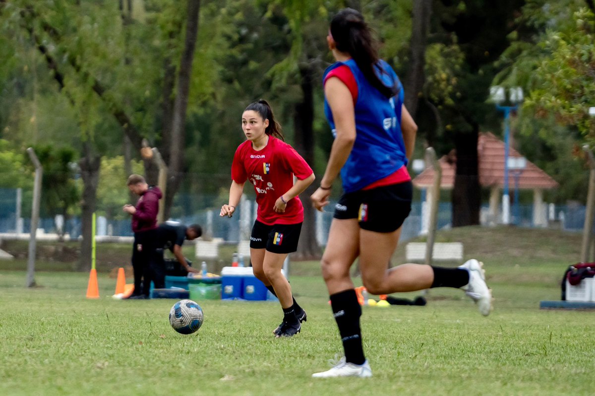 MoStateWSOC's tweet photo. 𝐓𝐡𝐚𝐭 𝐠𝐢𝐫𝐥.🗣️🌎

@anapaulafraiz X @FemeninoFVF take on Argentina for 2 friendly games🥵 

#C4 #MTT #NEXTSTEP https://t.co/zqhIVoYyGp